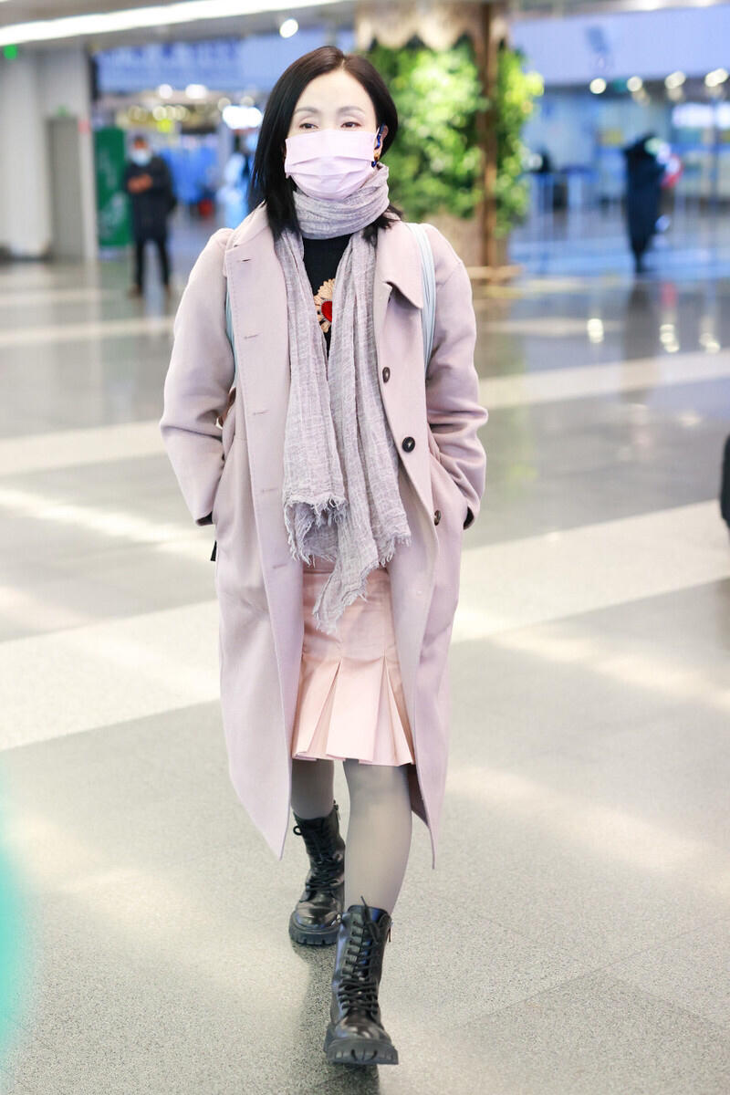 陶虹穿粉红裙很美,陶虹身穿流苏白裙气质十足