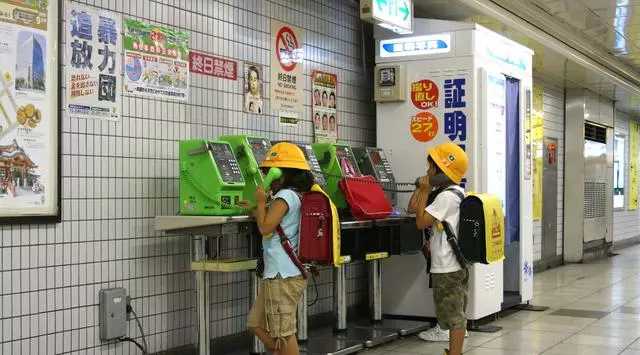 日本小朋友背着书包,日本小学生背的书包