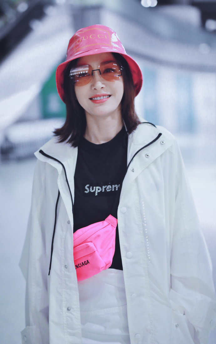 秦岚真会穿，黑白撞色的衣服配上玫红色包包，瞬间就变洋气了