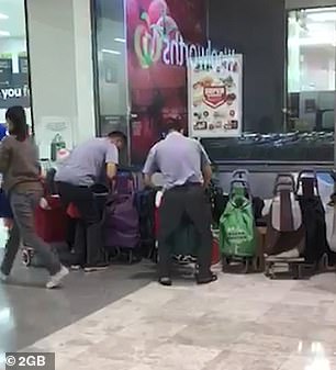 澳洲超市为防中国代购每人限购两罐，华人女子钻空子进出多次购买