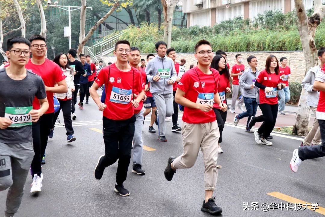 校园马拉松感受青春力量,在教室看同学田径比赛