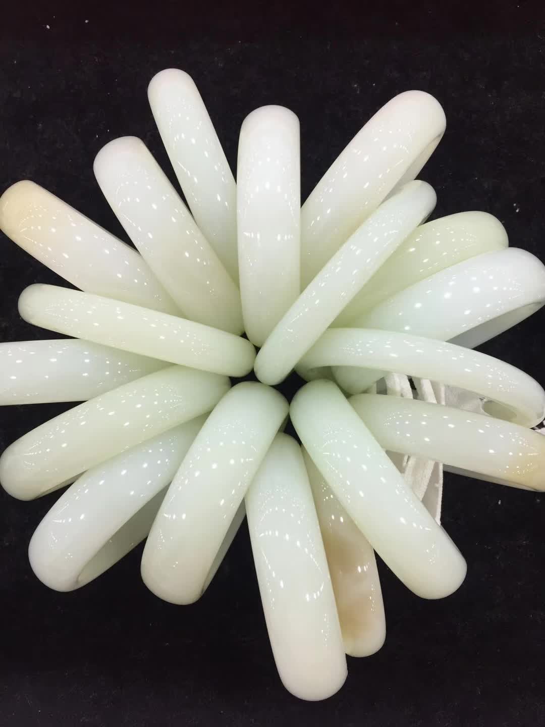 玉镯怎么摘不伤手镯,玉镯怎么戴不容易摔断