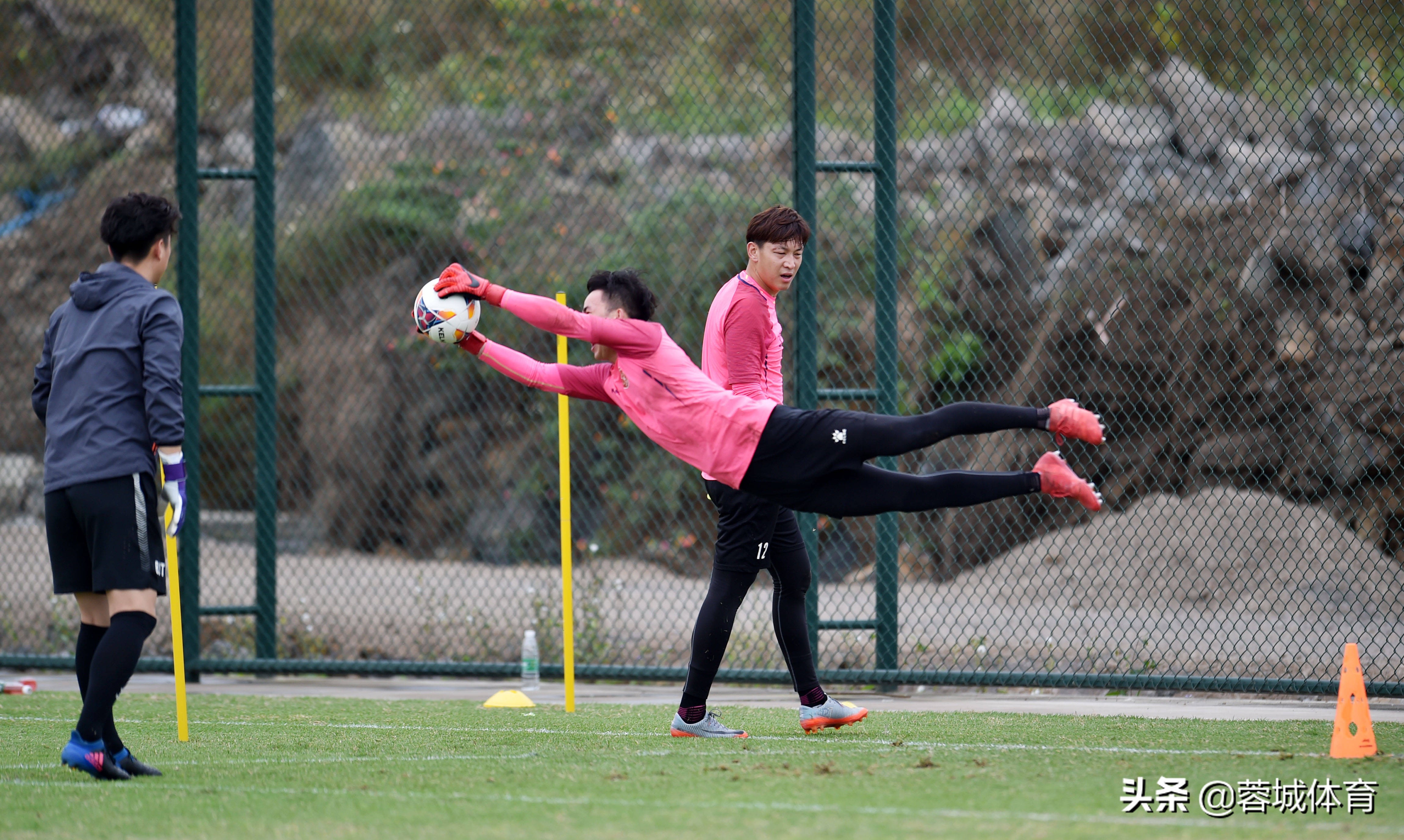 告别口水战，足球迎春，两路川足同迎新东家