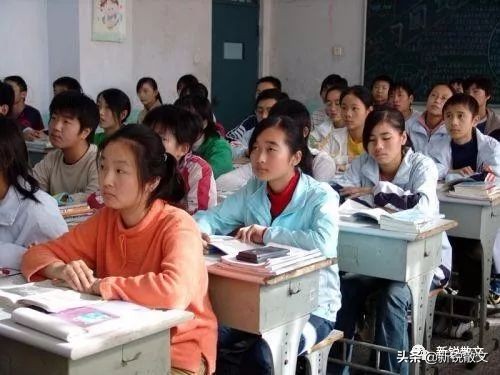 小说：一个年轻男子走进教室，伸出拳头，照着老师脸就是一拳