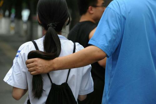 高三女生说自己是“处女”，却挤出“母乳”，妈妈得知原因后落泪