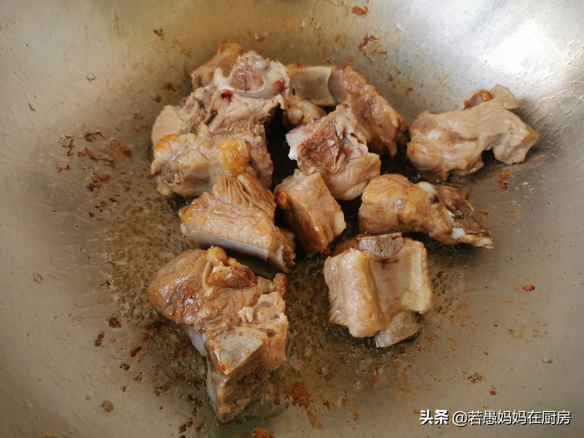 排骨焖饭怎么做有锅巴,排骨焖饭简单美味食材轻松准备