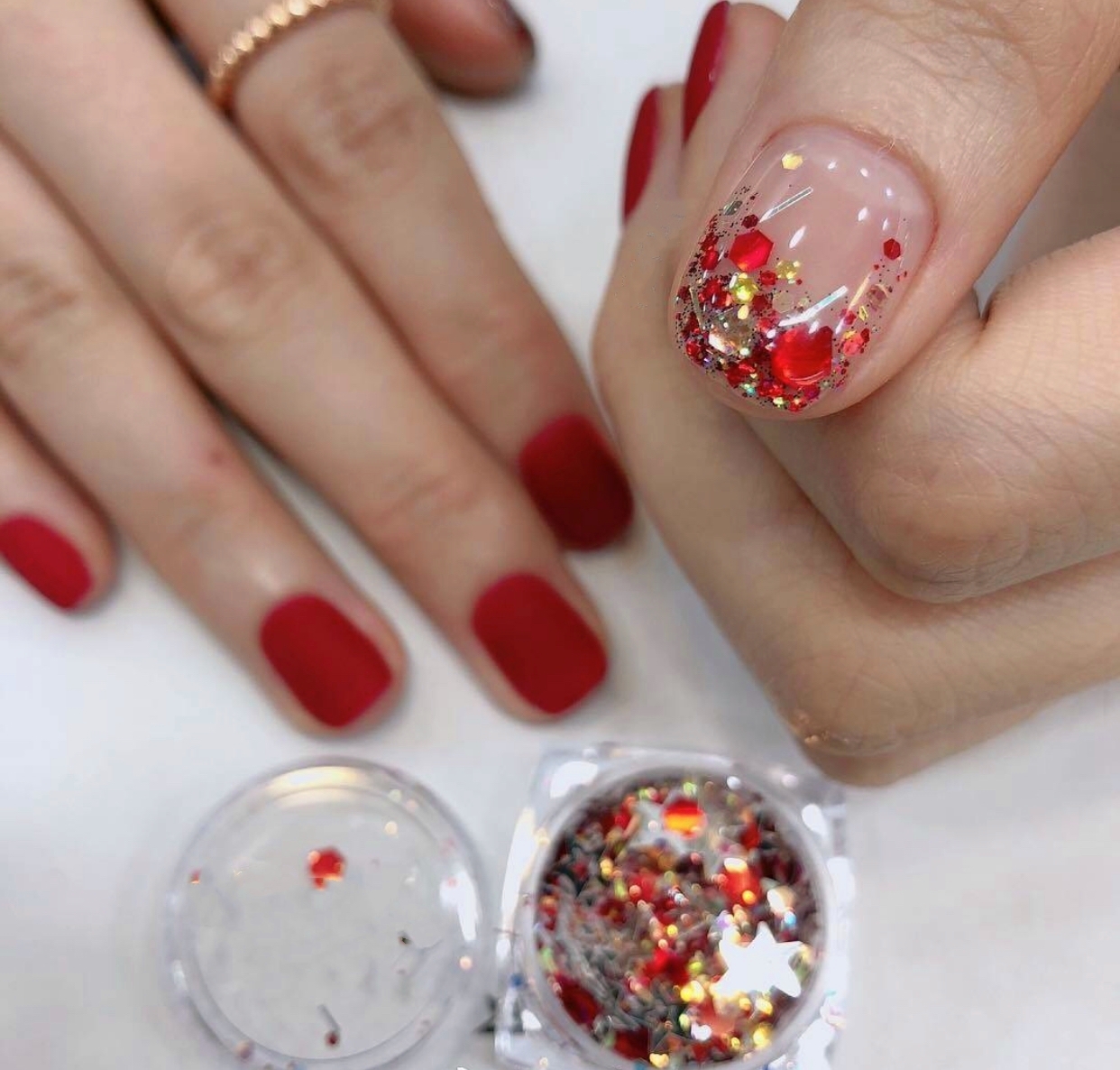 红色加亮片的美甲组合太美了！充满仙气的“红指甲”就是不一样！