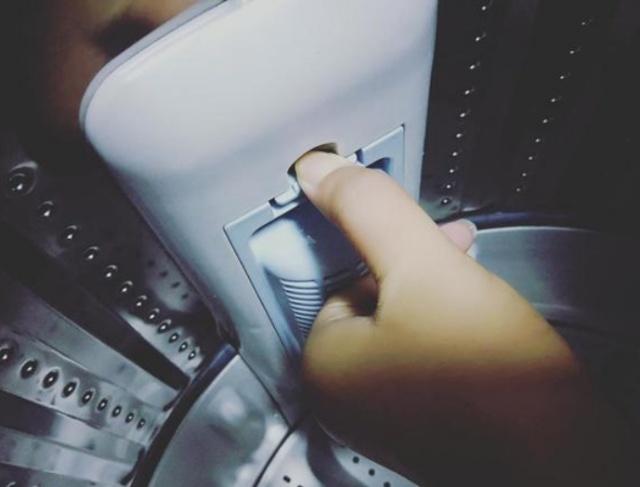 洗衣机里有个小机关,洗衣机里面打开就有水