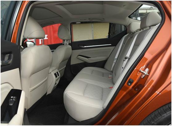 新款天籁和上一代天籁尺寸一样吗,车身尺寸和乘坐空间