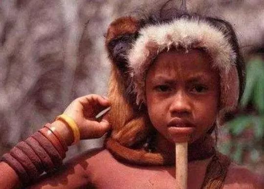 濒临“绝种”原始部落:当地人“以裸为美”,下巴穿刺16厘米木棍