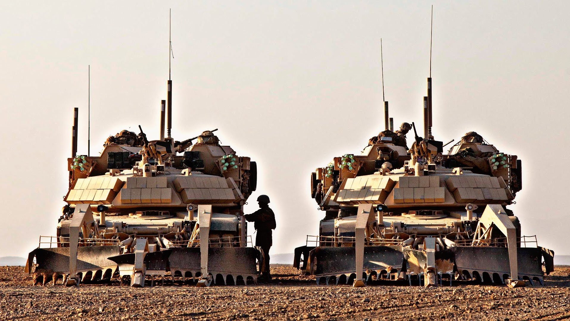 悍匪袭击美军悍马车队的电影,清障扫雷坦克