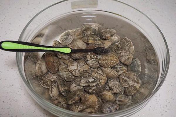 炒蛤蜊需要烫一下吗,炒蛤蜊要不要放醋