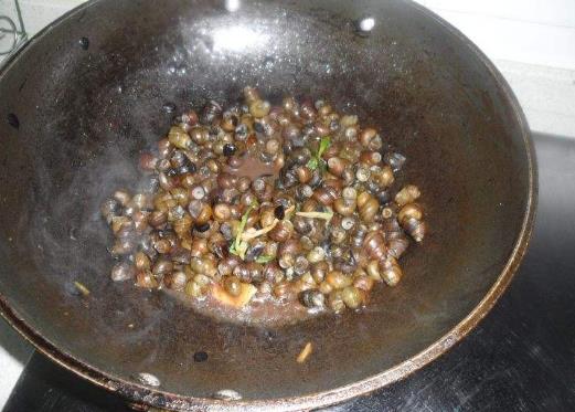 炒田螺最正宗做法不加啤酒,炒田螺加啤酒的正确做法