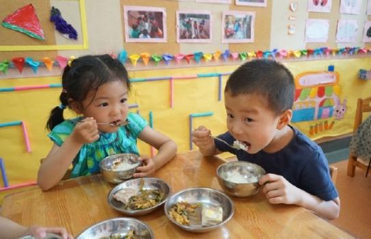 萌宝从幼儿园回来，说在饭菜里看到了大苍蝇，家长沟通后笑坏了