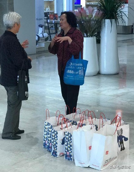 壕抢场面赛过“猫爪杯”，优衣库T恤值得国人如此丢了体面吗？