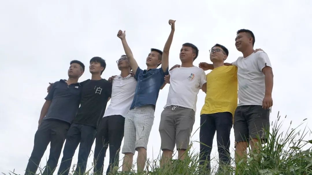 80后创业养殖青蛙视频,农民养青蛙致富项目