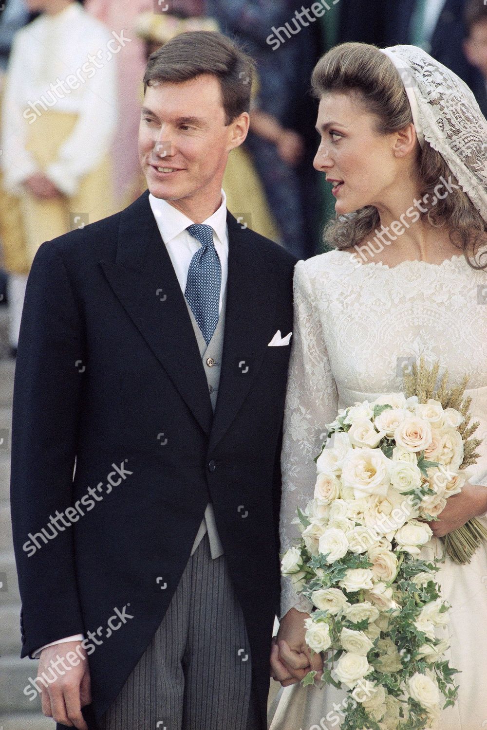 看了这些王室婚礼，原来王妃们佩戴头纱的方式，可谓百花齐放啊