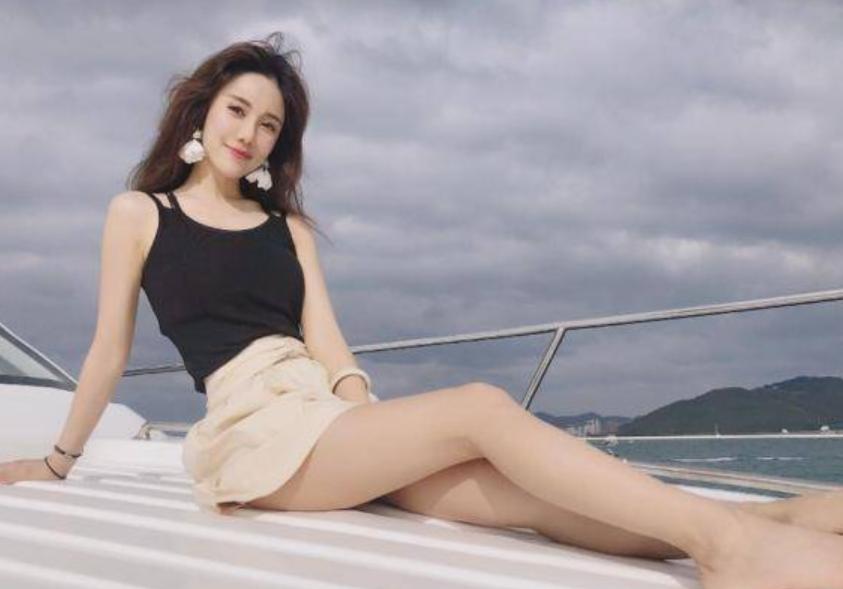 她是NBA最美女主播，曾和富二代谈恋爱，大尺度照片展示好身材