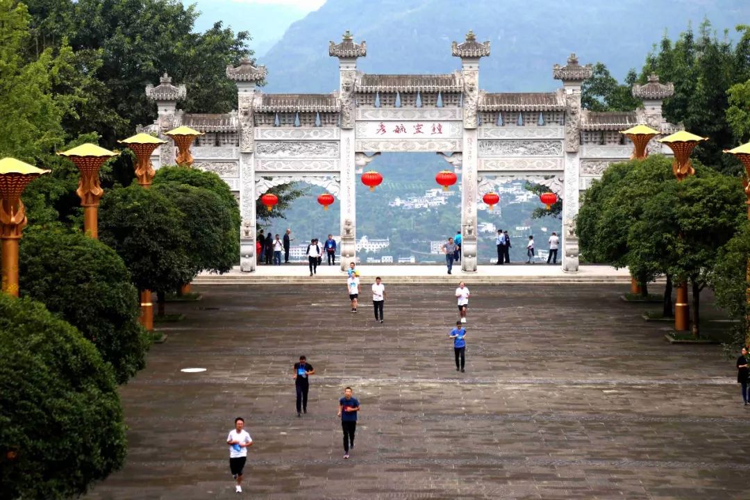 勇攀高峰的运动员,攀登山峰运动员