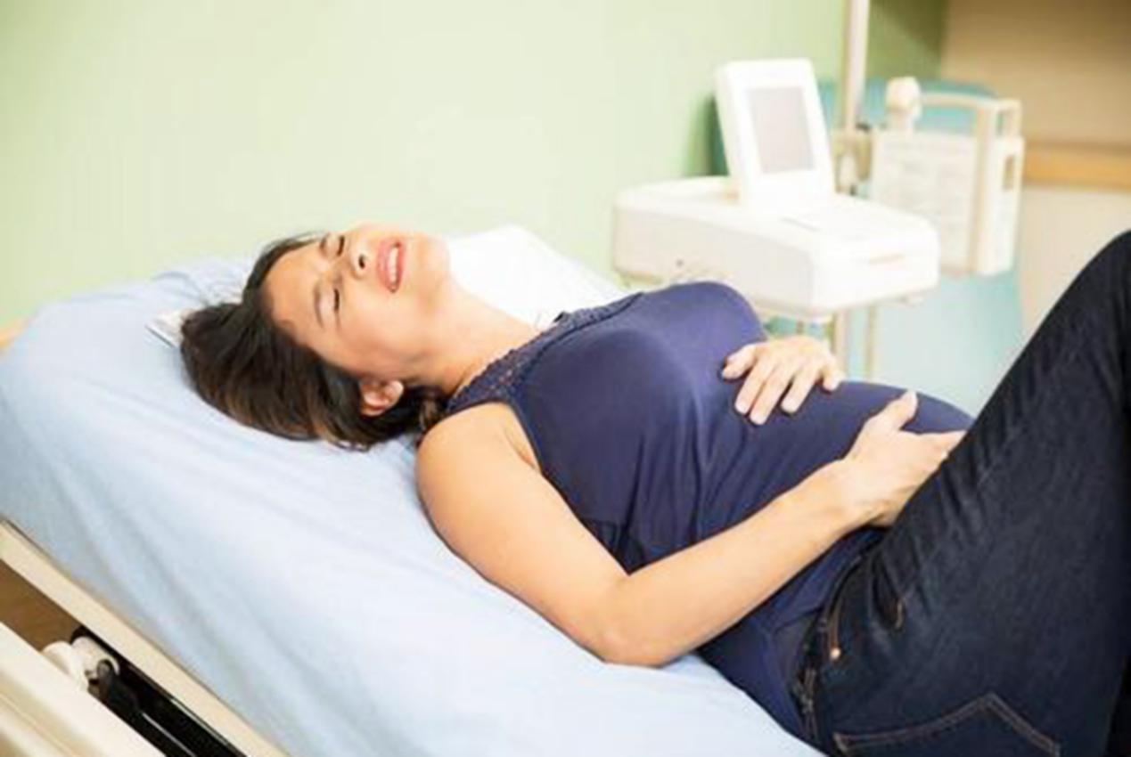 肚子发紧发硬是真宫缩还是假宫缩,肚皮发硬这是宫缩还是胎儿在拱背