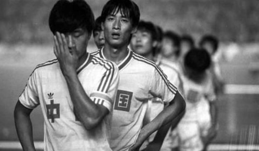 国足不幸被范志毅说中，国青被越南“摁着揍”足协主席何时辞职？