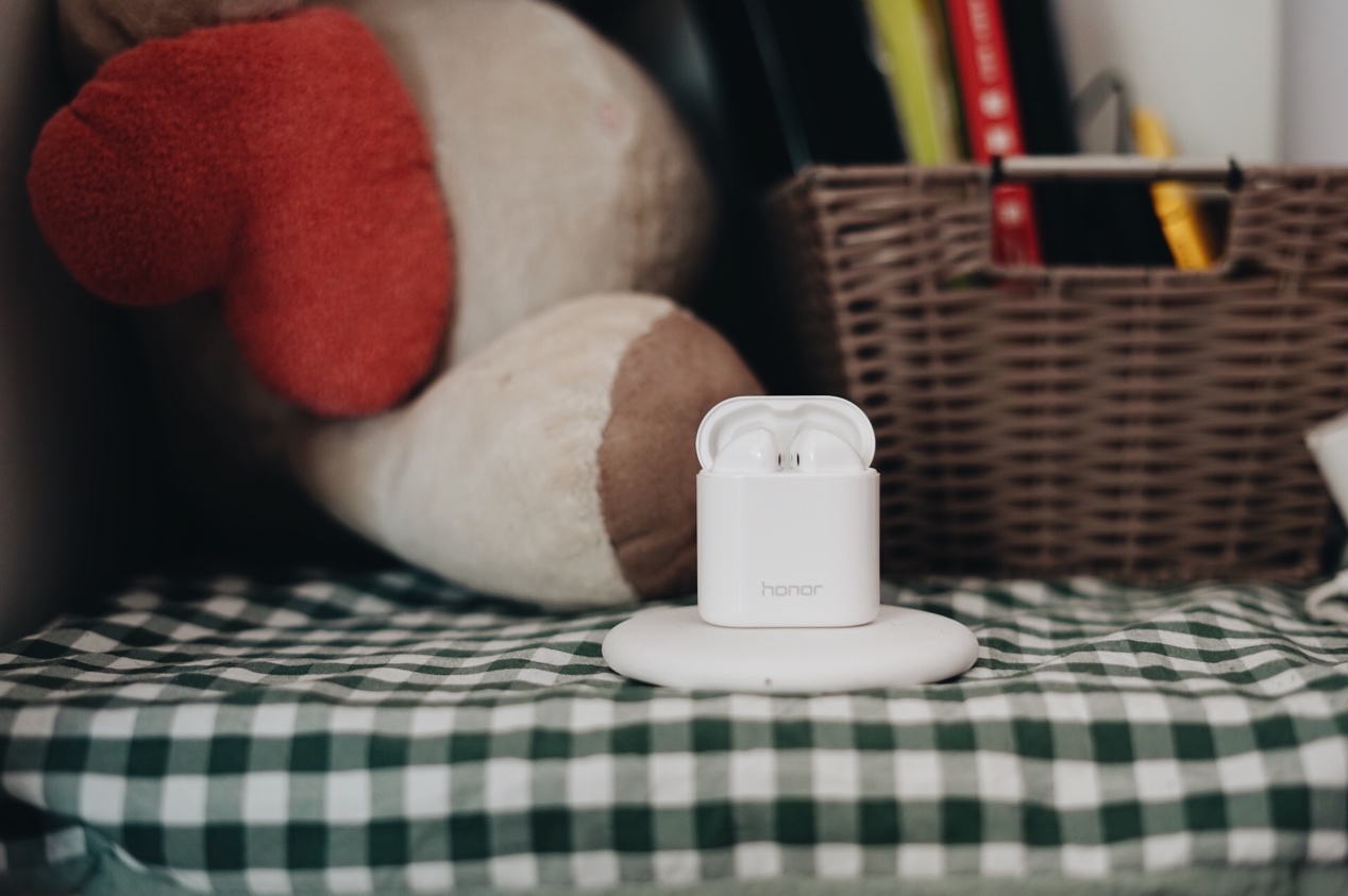 荣耀FlyPodsPro无线蓝牙耳机,用骨声纹识别给人机交互再添把力