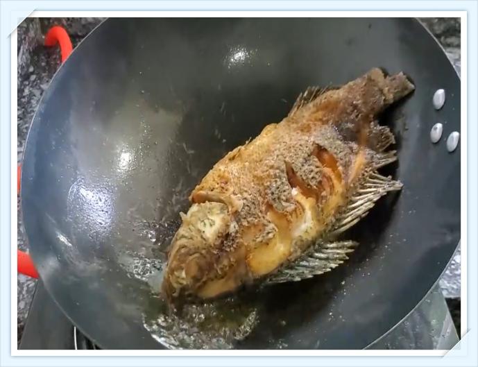 红烧鱼怎么煎不粘锅不掉皮,用不粘锅怎么煎红烧鱼好吃