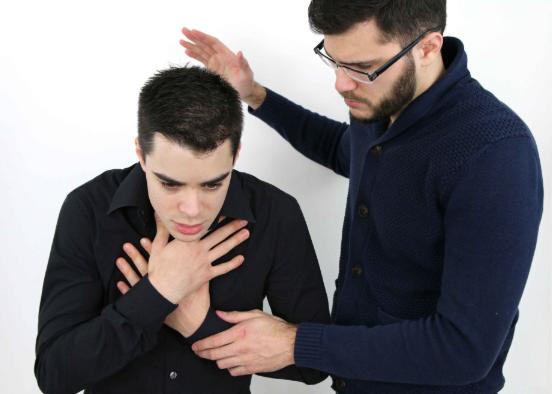 食物卡喉咙救援视频教程,食物卡喉如何自救医生来支招