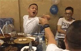 搞笑gif开心一刻,搞笑gif爱情来得太突然了