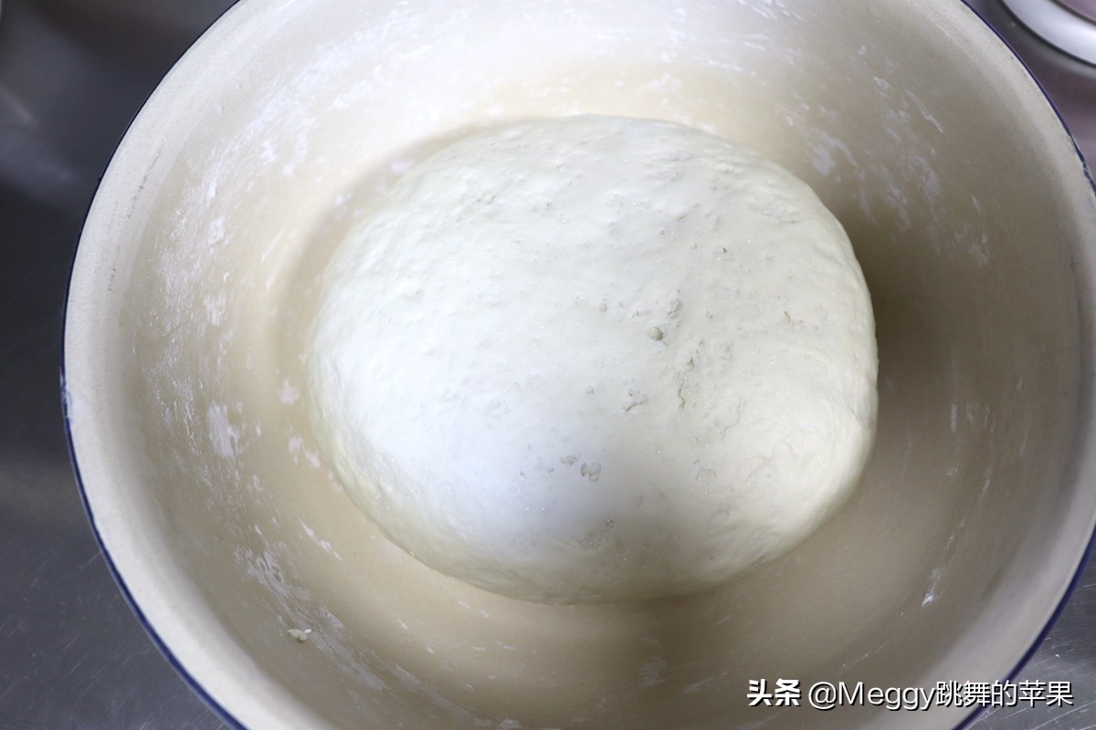 全家老少都爱的酱肉包子,酱香浓郁又暄软,左右手各2个吃撑了