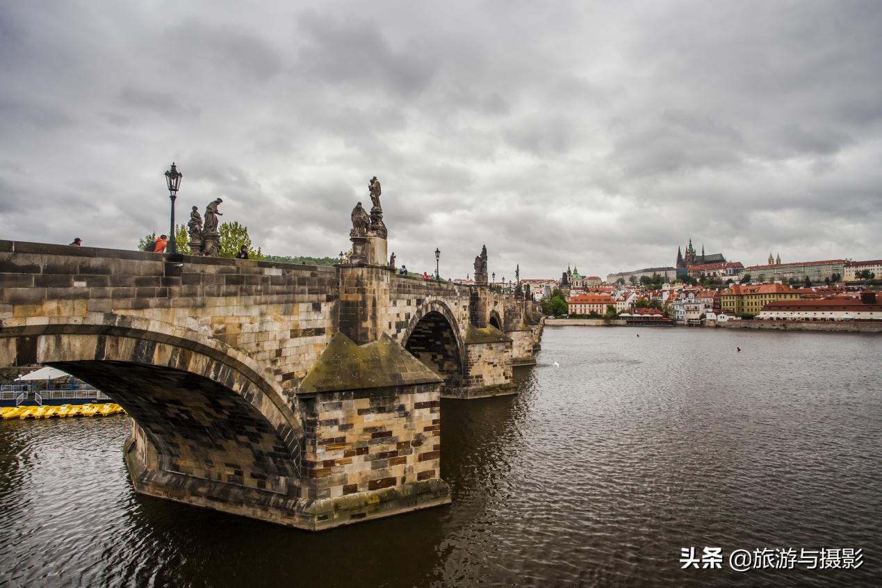 查理大桥雕塑作品介绍 (查理大桥的雕塑)