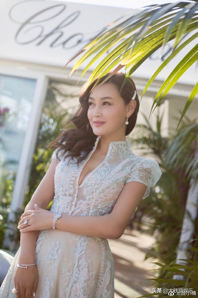 别再削骨追求“锥子脸”了！6位方脸女星告诉你，国字脸才真扛老