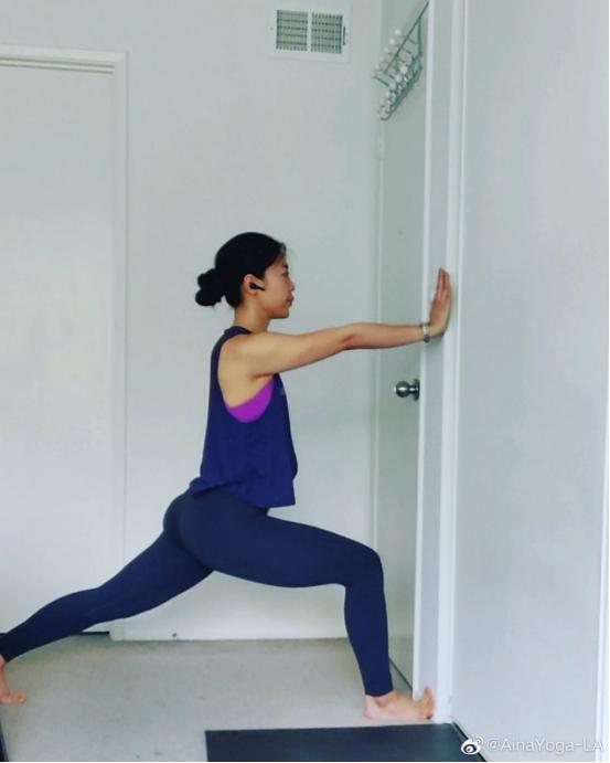 美国气质瑜伽老师Aina，生完孩子身材线条流畅，产后妈妈减肥榜样