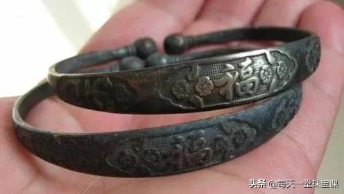 戴银镯手脖发黑了,戴银镯发黑是什么原因