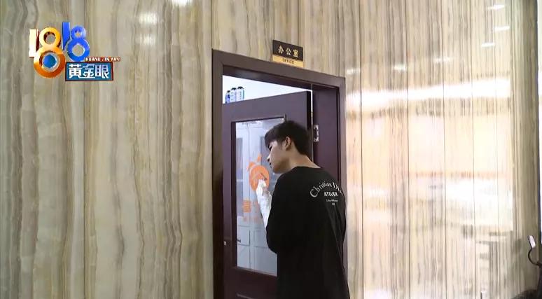 小张被浴室玻璃门割伤手，热搜第一！小伙误打误撞成了网红，刚刚记者又联系了小张