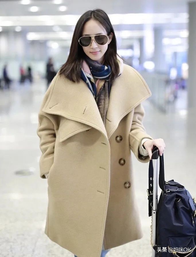 几种很火的围巾的新系法,比较短的围巾系大法