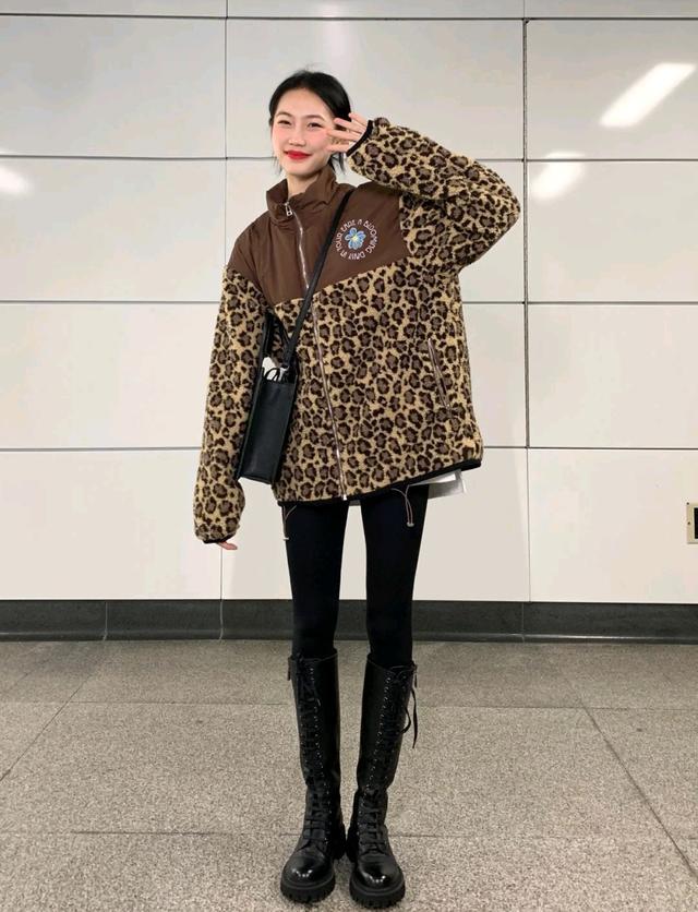 人人都在穿的“黑色打*裤底**”，冬季要怎么搭才更出众时髦？