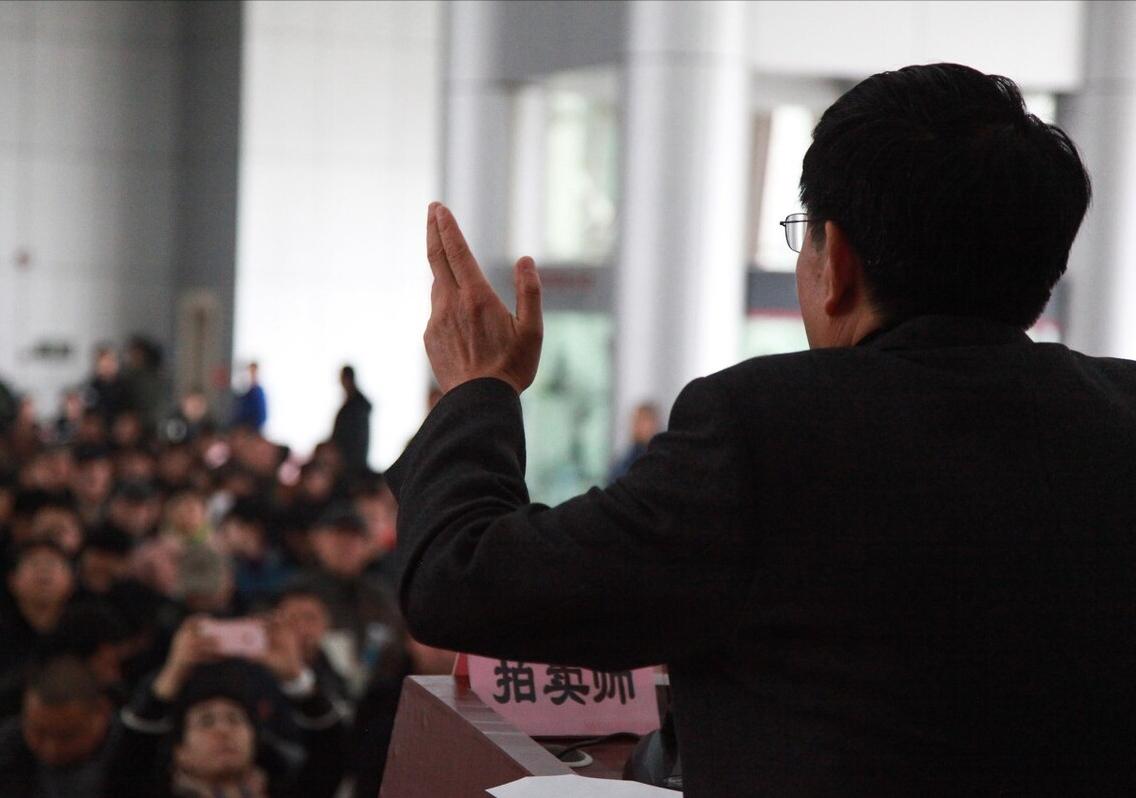 2004年深圳买地建房,在深圳买下28套房后来他怎样了