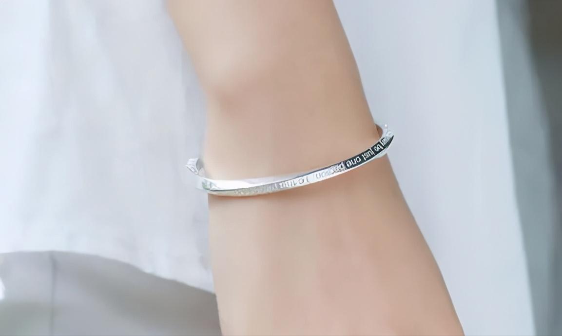 银手镯加吊坠好看吗,银手镯戴吊坠好还是光面的好