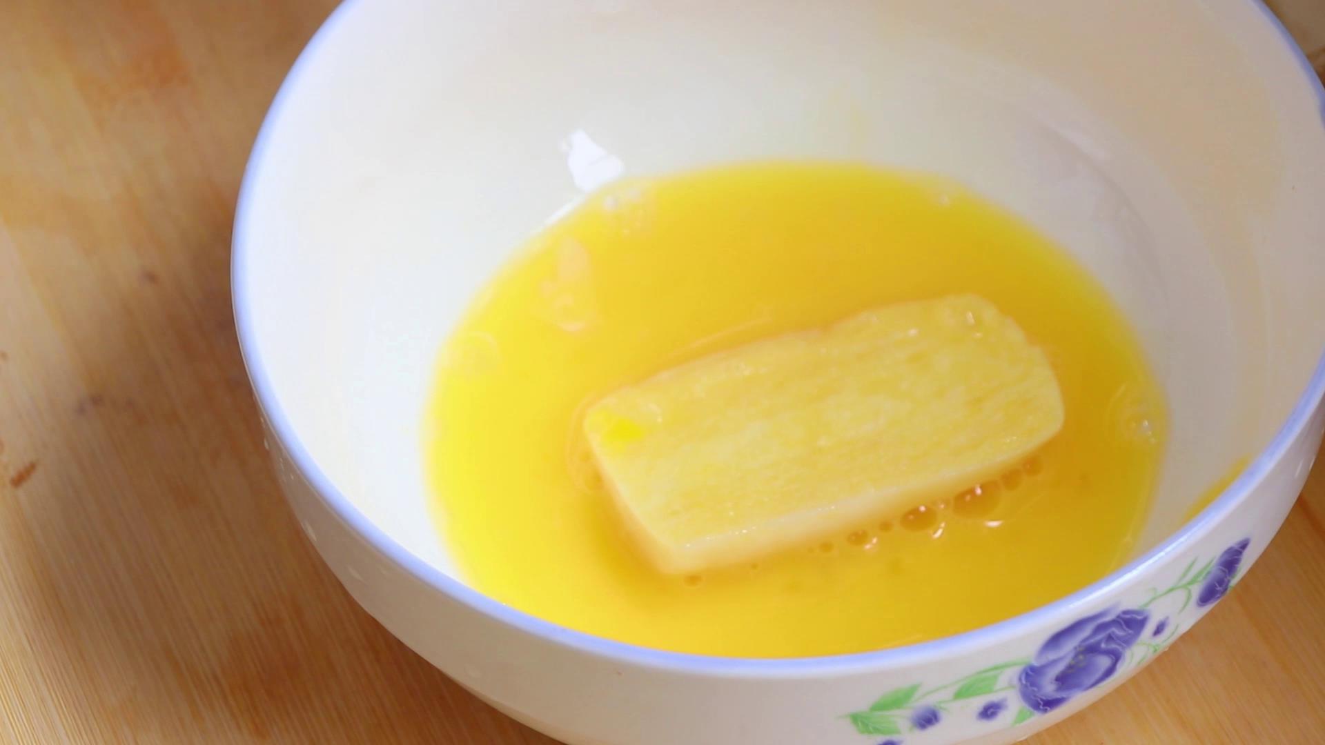 炸馒头片为什么要先蘸一下凉水,炸鸡蛋馒头片怎么做又嫩又好吃