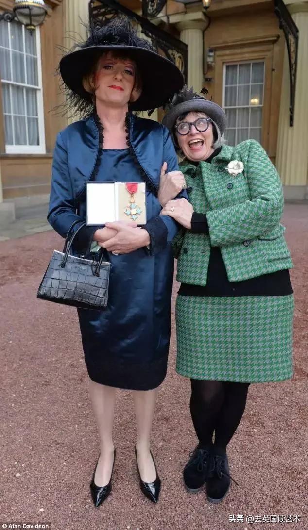 他以一己之力，让UAL的毕业典礼变成“女装大佬”的异装盛会