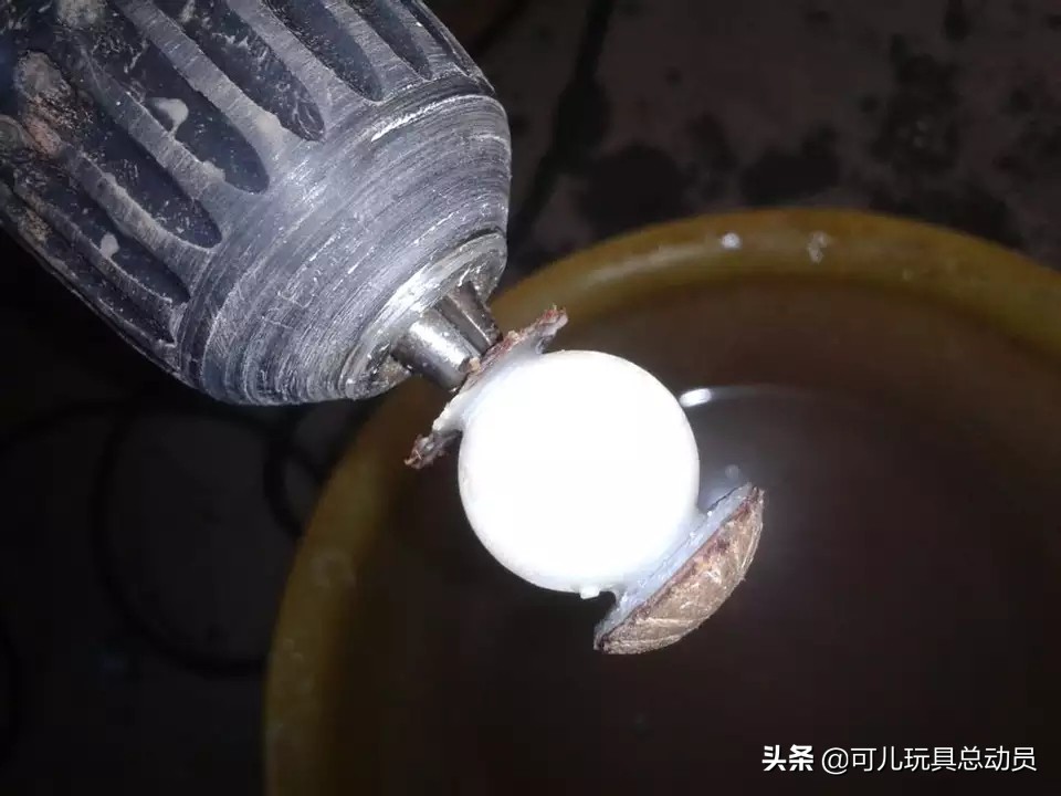 我爱做手工：分享一个手工打磨菩提根圆珠的过程，可以自己DIY