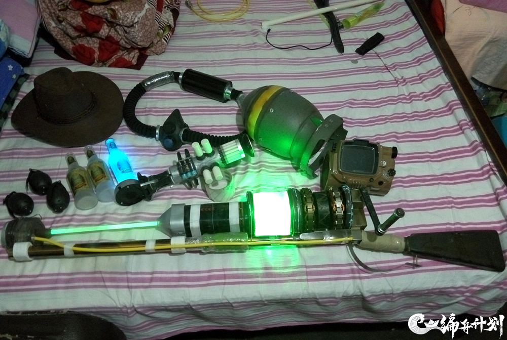 从激光枪到核子可乐，这群玩家在现实中还原了游戏大作《辐射》