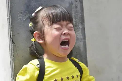 6岁女孩，尿尿直喊痛，老师掀开衣服一看，捂着嘴说不出来话！