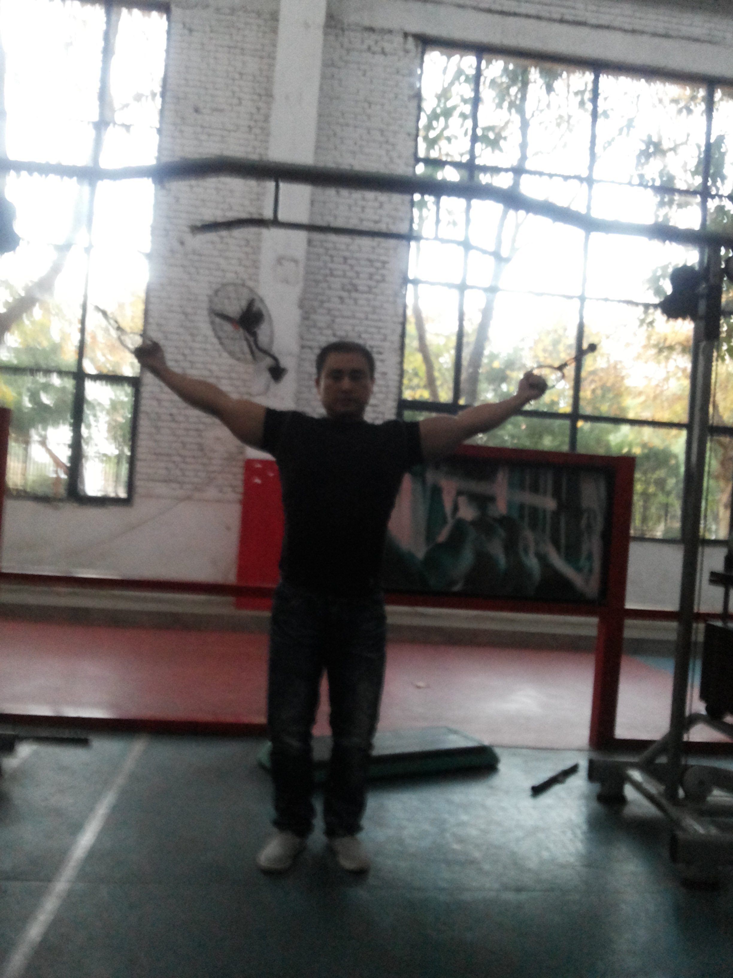 健身房手臂肌肉训练器械,健身房器械如何锻炼手臂力量