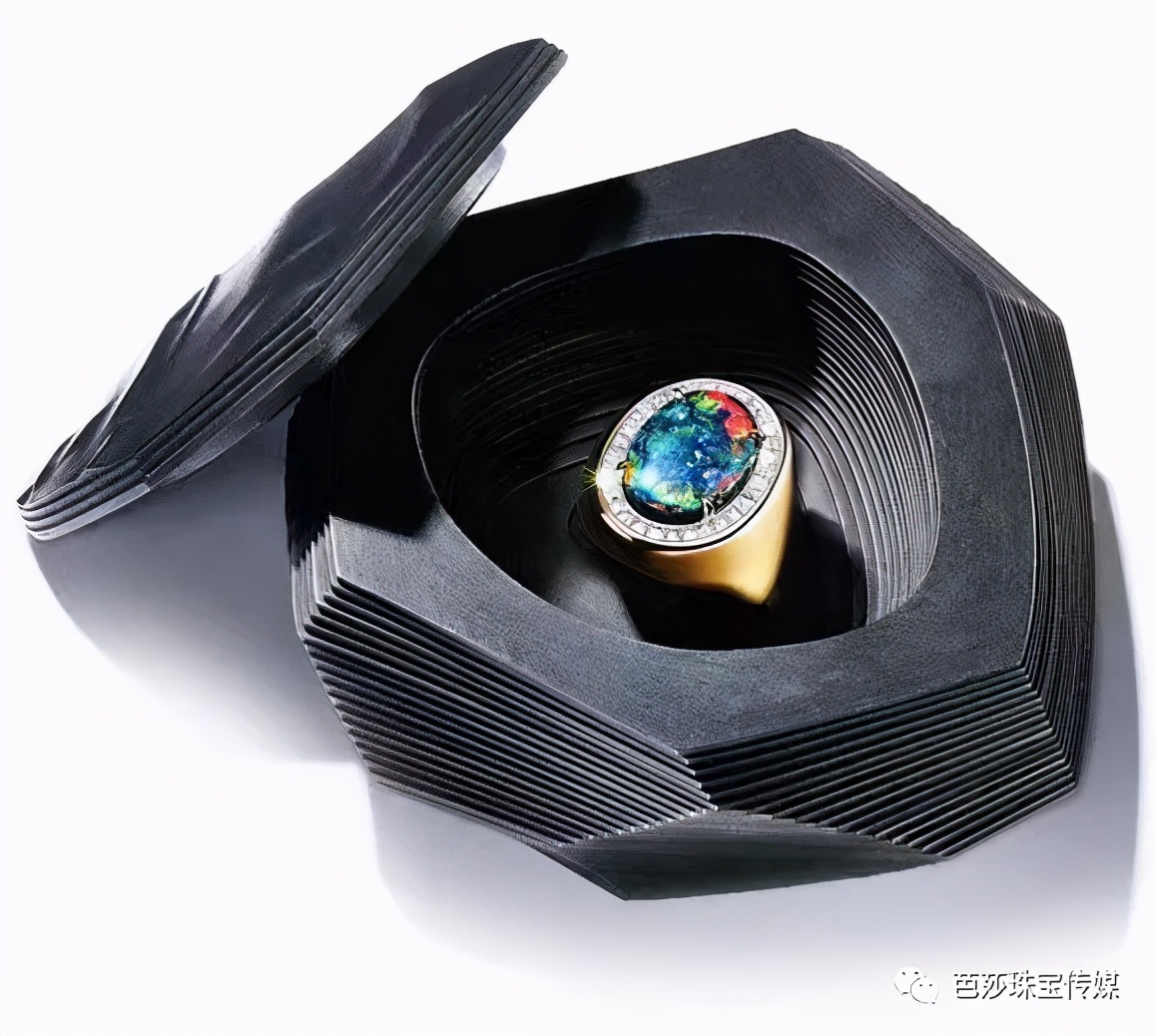 大牌高珠扎堆“上新”，外行看热闹、内行看什么？