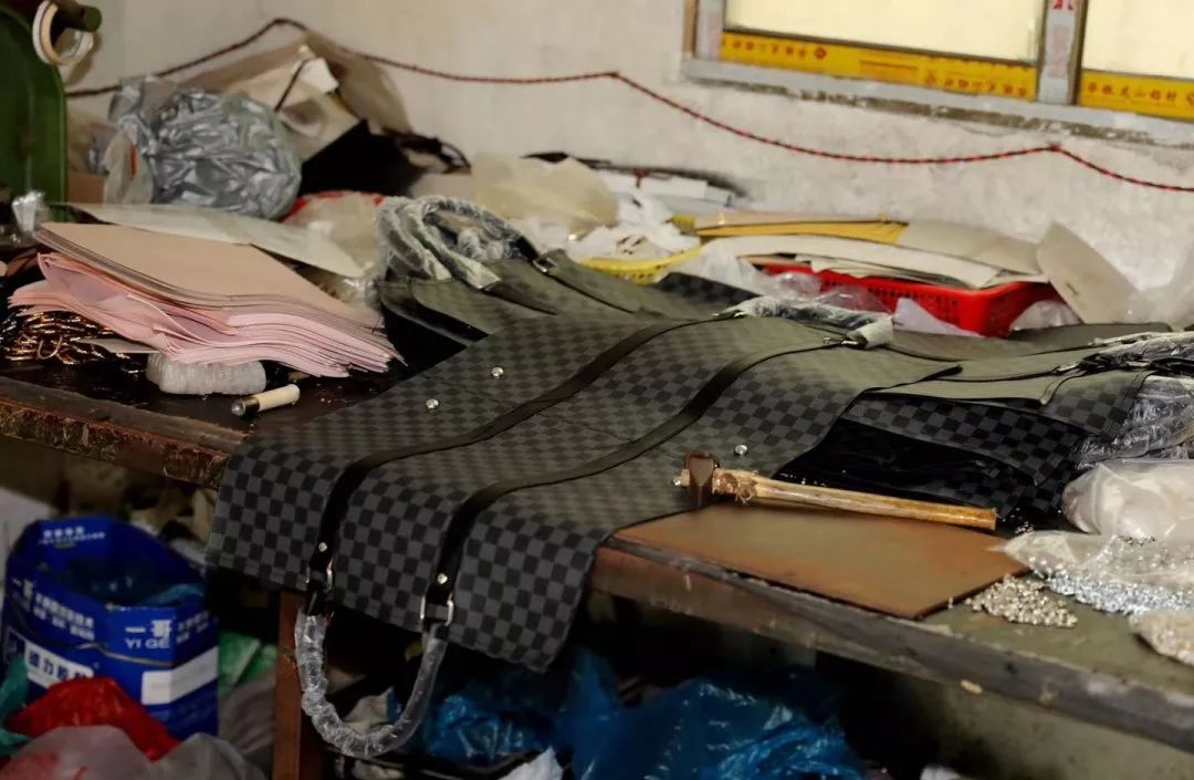 2500元的Burberry围巾竟是400元一条假货！连婴儿奶嘴也有假的 上海公安侦破多起假冒知名品牌案件