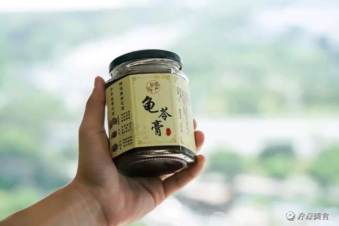 74岁的他,把一半的人生交给了这碗「黑暗甜品」