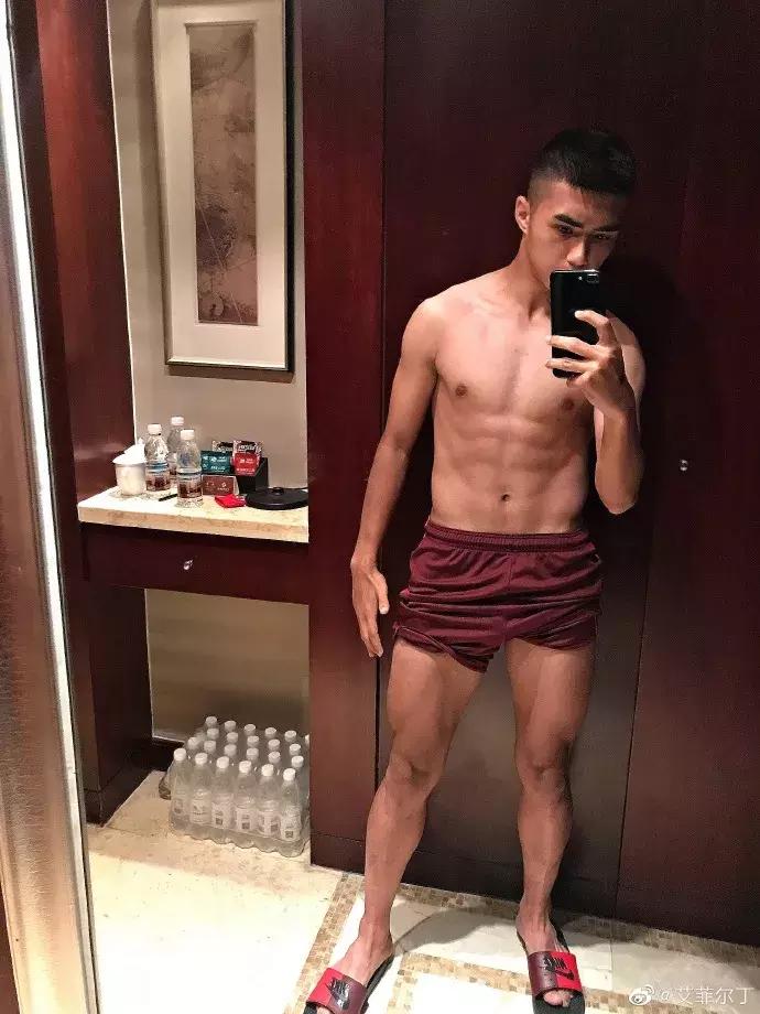 我不是白斩鸡!国足小将发微博自证好身材