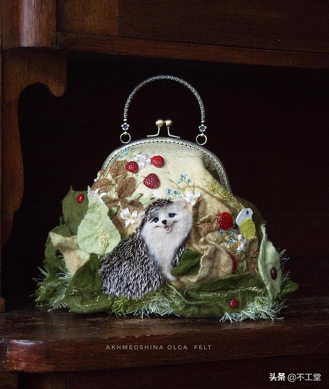 适合羊毛大衣的包包,羊毛毡包高颜值冬天背好看吗